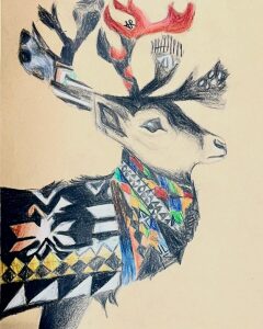 Cerf de profil dessine au crayon de couleur, ses bois charges de petits objets et son pelage couvert de motifs geometriques multicolores.
