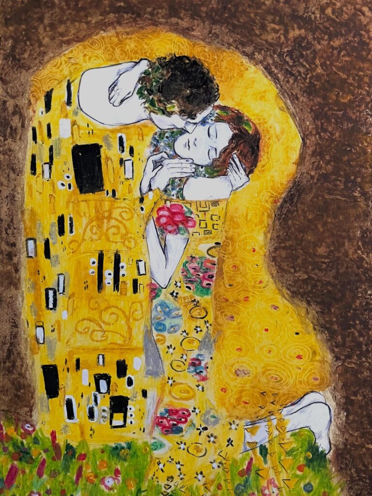 Copie du Baiser de Gustav Klimt peinte par une eleve de l atelier Maison Maria Stella : le couple enlace dans un manteau dore couvert de motifs, sur un pre fleuri.