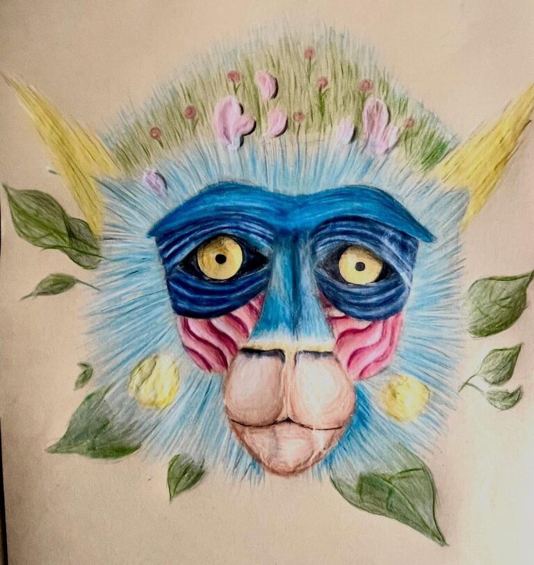 Face d un mandrill au museau bleu et rose, coiffe de feuillages et de petites fleurs, dessine au crayon de couleur sur papier teinte.