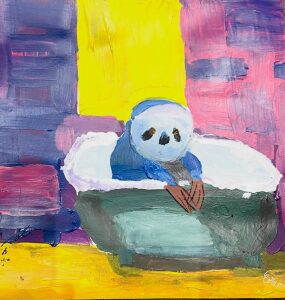 Un oiseau bleu et blanc prend son bain dans une baignoire sur pieds, peint a l acrylique sur un fond rose, jaune et violet pose en larges touches.